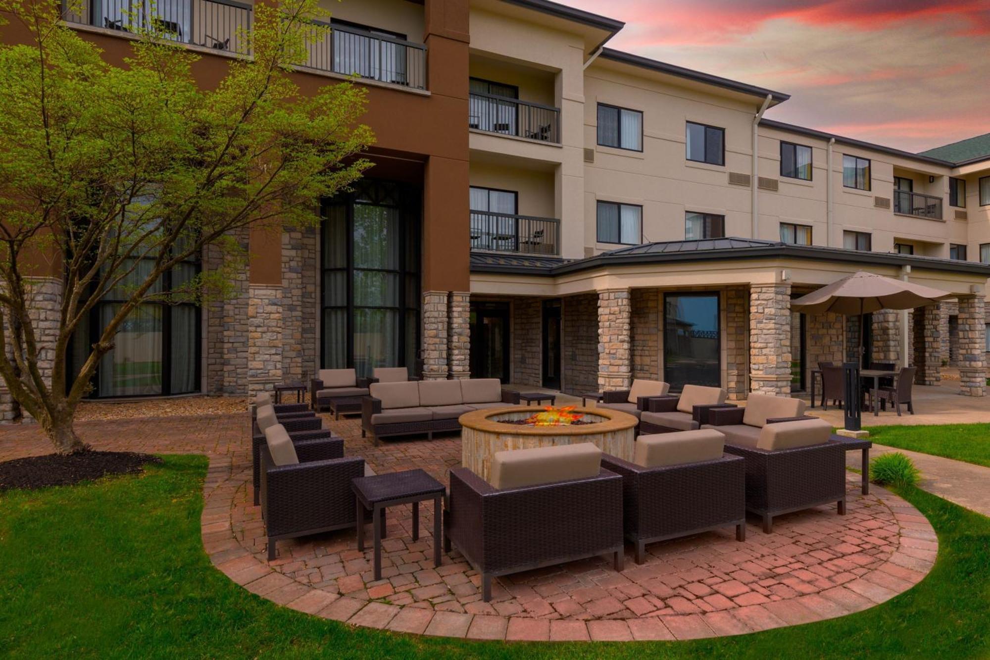 Courtyard By Marriott Springfield Airport Hotel Eksteriør billede