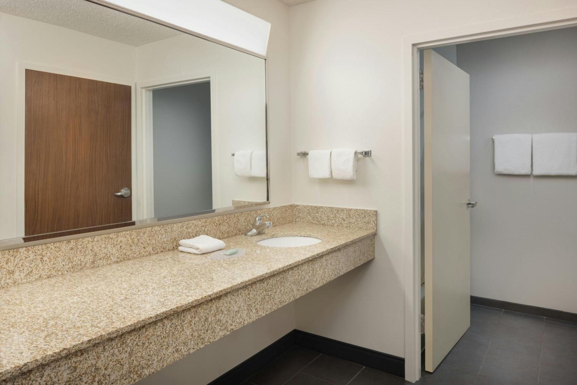 Courtyard By Marriott Springfield Airport Hotel Eksteriør billede
